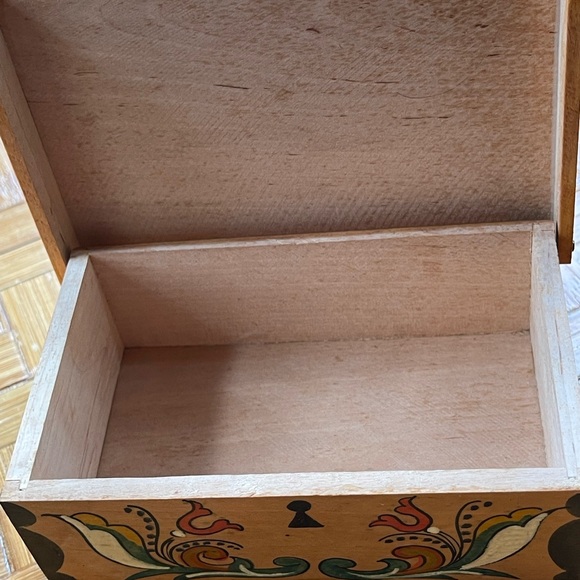 Folk art handpainted wooden box from Norway vintage - Picture 6 of 12